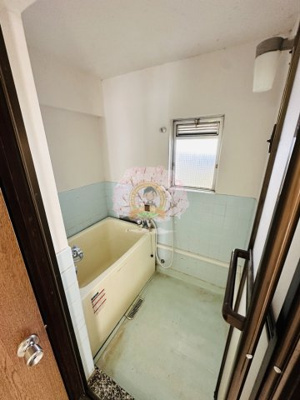 【浴室】 | ネイヴィーフィールド井土ヶ谷 | クリーニング中でクロスなどはがしております。