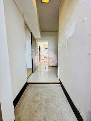 【玄関】 | ネイヴィーフィールド井土ヶ谷 | クリーニング中でクロスなどはがしております。