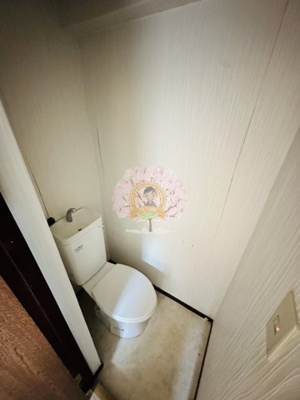 【トイレ】 | ネイヴィーフィールド井土ヶ谷 | クリーニング中でクロスなどはがしております。