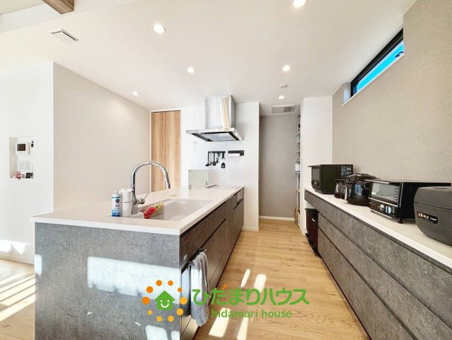 久喜市伊坂中央2丁目　中古一戸建てのキッチン|収納たっぷりな開放的なキッチンは、料理も楽しくなりますね！