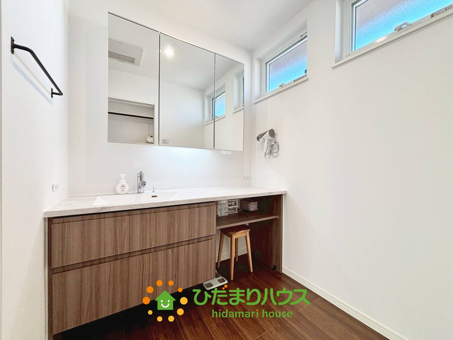 久喜市伊坂中央2丁目　中古一戸建ての独立洗面台|大型の三面鏡に洗面台、脱衣スペースも広々としています！