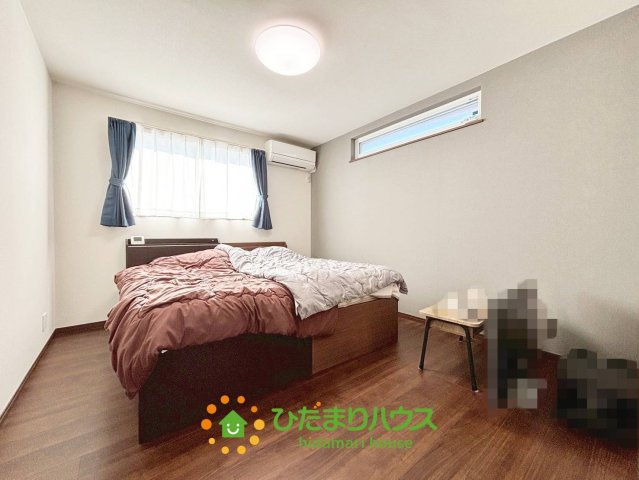 久喜市伊坂中央2丁目　中古一戸建ての寝室|ベッドを2つ置いてもゆとりのある広々主寝室です。