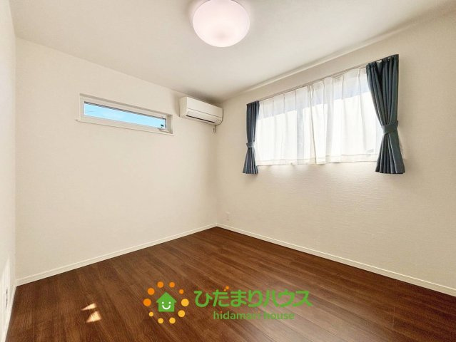 久喜市伊坂中央2丁目　中古一戸建ての洋室|スリット窓でプライバシーを確保しつつ採光確保しています。