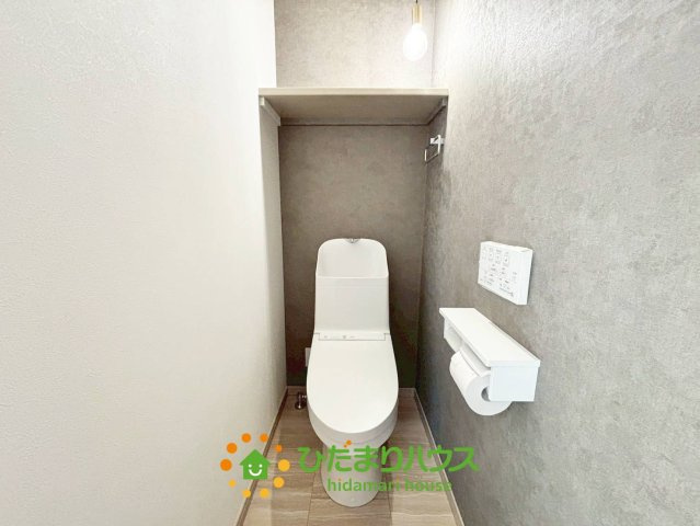 久喜市伊坂中央2丁目　中古一戸建てのトイレ|棚付き、アクセントクロスがオシャレなトイレです。