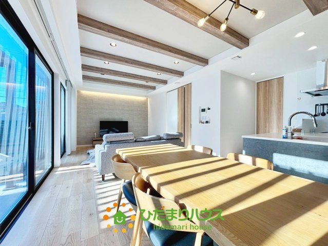 久喜市伊坂中央2丁目　中古一戸建ての居間・リビング|LDKは約22.8帖で、大きな折上天井と開放的な窓でゆったりと過ごせます！