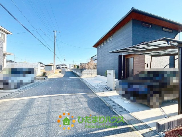 久喜市伊坂中央2丁目　中古一戸建ての前面道路含む現地写真|前面道路幅員約6ｍ！駐車が苦手な方も安心の広さ！