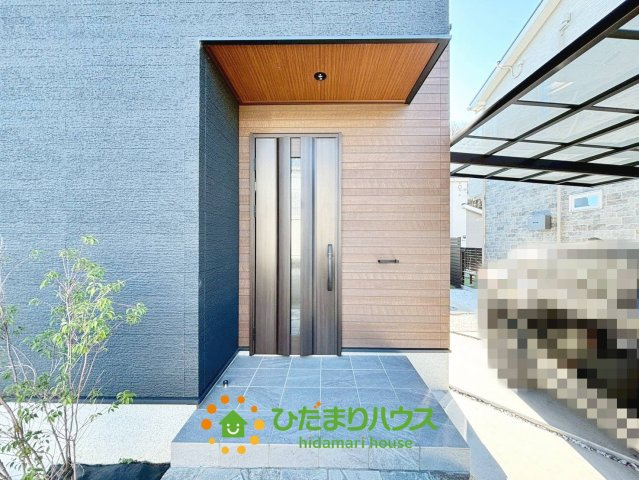 久喜市伊坂中央2丁目　中古一戸建ての玄関|玄関先では雨を気にせず出入り可能です！