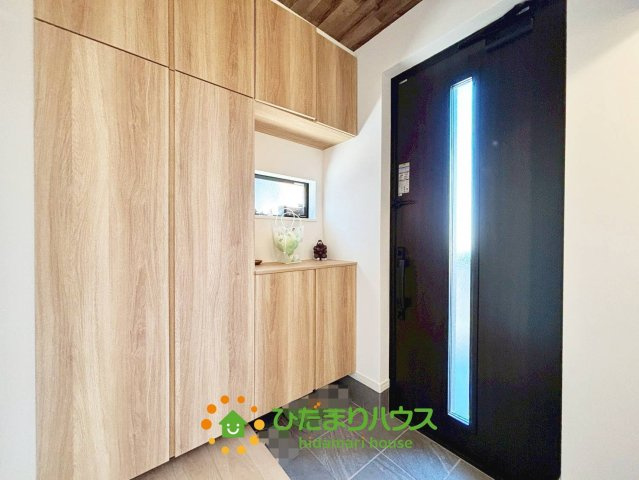 久喜市伊坂中央2丁目　中古一戸建ての玄関|収納力豊富な玄関収納！
玄関～廊下は、インテリア天井材シエロシーリング施工！