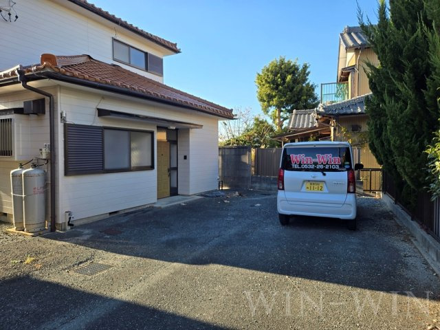 岩屋町貸家 Bの駐車場
