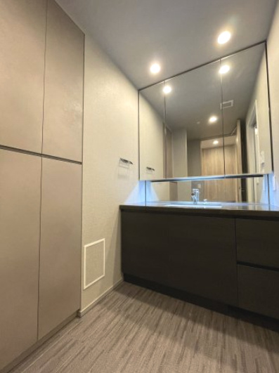 ローレルコート京都御所東の独立洗面台|三面鏡付き洗面台
リネン庫付きです