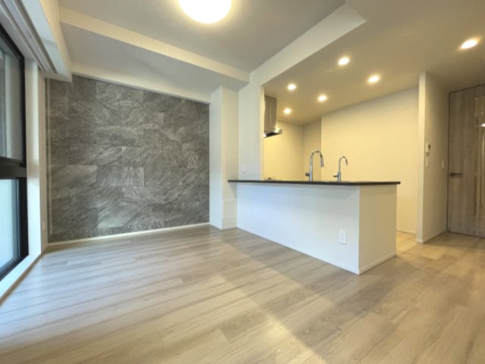 ローレルコート京都御所東の居間・リビング|LDK19.1帖
石調アクセントクロスを使用し、洗練された空間です