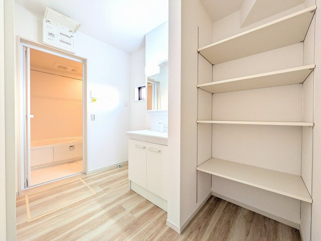 八王子市　打越町　新築一戸建て　４期の脱衣所|～脱衣所には便利な可動棚付き～