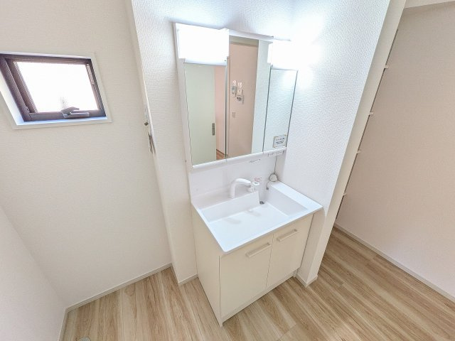 八王子市　打越町　新築一戸建て　４期の独立洗面台|～３面鏡付きの独立洗面台　細々している物をスッキリ収納出来ます～