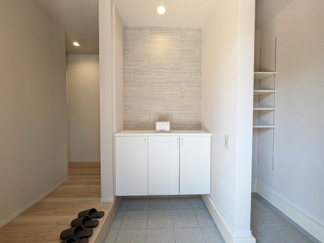 八王子市　打越町　新築一戸建て　４期の玄関|～シューズインクローク付き　物が溢れがちな玄関をスッキリとした状態に保てます～