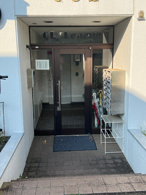 QU館のエントランス|落ち着いた印象のエントランスです