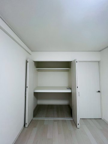 エメラルドマンション鶴見緑地の収納|洋室（約6.0帖）：大容量のクローゼット収納です。