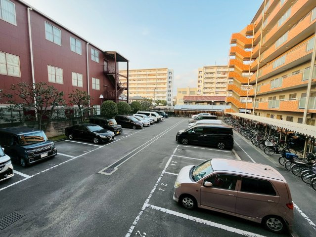 エメラルドマンション鶴見緑地の駐車場
