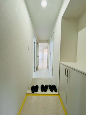【玄関】 | エメラルドマンション鶴見緑地 | 白を基調としたシンプルな内装。玄関には腰高のシューズボックスがあり、すっきり整頓できます。