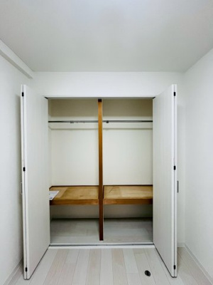 【収納】 | エメラルドマンション鶴見緑地 | 洋室（4.2帖）の収納は奥行きがあり収納力は十分。押入れだった名残りでしょうか、上下に分割されているので空間を余すことなく活用できます。