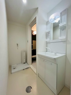 【独立洗面台】 | エメラルドマンション鶴見緑地 | 日々の身支度に欠かせない独立洗面台。洗濯機から床への漏水を防ぐことが出来る防水パンも設置済み。