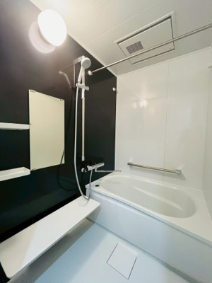 【浴室】 | エメラルドマンション鶴見緑地 | 木目調のアクセントパネルで、お部屋のようなリラックス空間を演出するバスルームです。