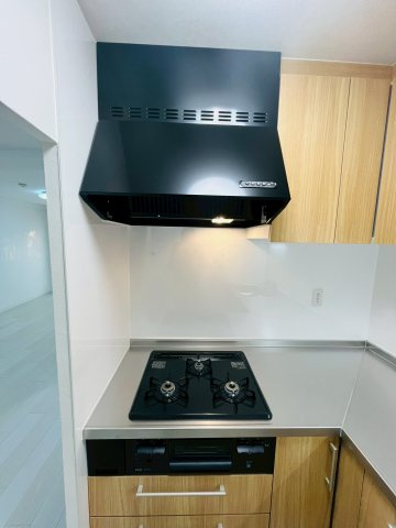 エメラルドマンション鶴見緑地のキッチン|L字型のキッチンは体の向きを変えるだけで全てに手が届く！三口コンロでお料理も効率的に進められます。