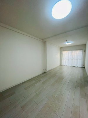 【居間・リビング】 | エメラルドマンション鶴見緑地 | LDK（13.6帖）：暮らしの中心になるリビングダイニングです。