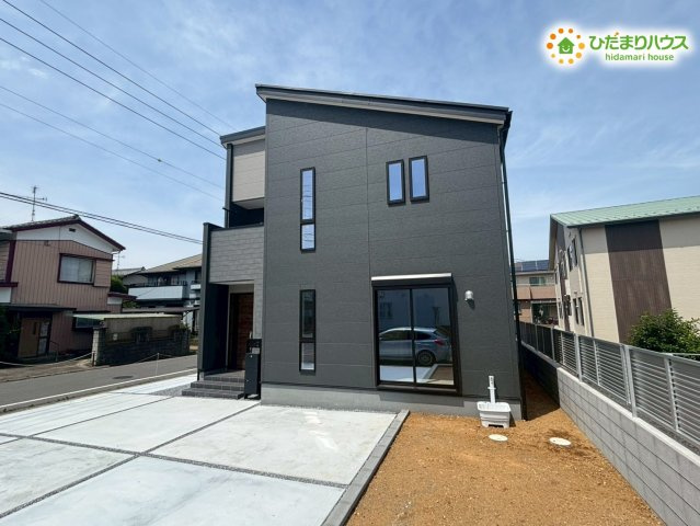 深谷市岡里　第2　新築一戸建て　リーブルガーデン　01の外観|別角度から見た外観と敷地全体の様子です！お家の横側にもスペースがあり、エアコンの室外機設置やちょっとした物置き置き場としても活用できます♪スタイリッシュな窓の配置が外観のアクセントです！