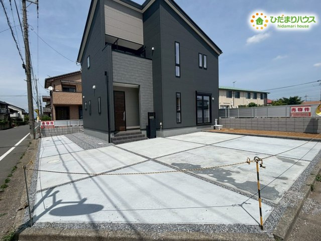 深谷市岡里　第2　新築一戸建て　リーブルガーデン　01の駐車場|お車を並列で複数台ゆったりと駐車できる広々としたカースペースです！舗装がきれいに施されており、雨の日でも足元が汚れる心配がありません♪自転車やベビーカーを置くスペースとしても十分な広さです！