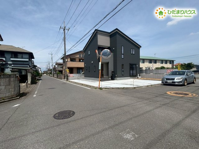 深谷市岡里　第2　新築一戸建て　リーブルガーデン　01の前面道路含む現地写真|物件の前面道路はすっきりと見通しが良く、角地のため車の出し入れもスムーズに行えます！交通量が落ち着いている環境のため、小さなお子様がいるご家庭でも安心感があり、毎日の送り迎えやお散歩も快適です♪