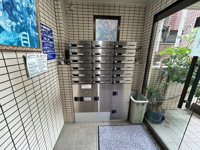 武蔵野市吉祥寺北町１丁目の賃貸マンションのエントランス