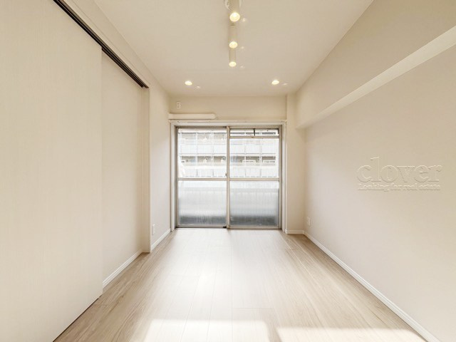 【子供部屋】 | パールハイツ幡ヶ谷 | 洋室2　窓から明るい光が差し込む洋室。ベッドを置いて個人居室にする場合は、多くの時間を過ごすことになる空間です。使い勝手や落ち着きを想像してください。～即日のご見学可能～　お問合せはお気軽にどうぞ。