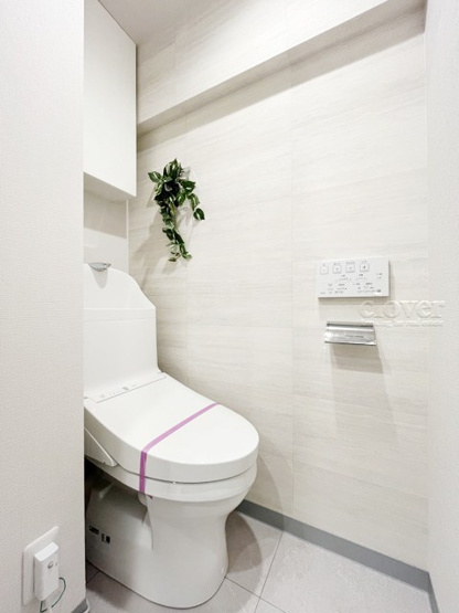 【トイレ】 | パールハイツ幡ヶ谷 | 温水洗浄便座付き　上部に収納を備えたトイレです。自宅の中でも最もプライベートな空間だからこそ、ほしい「落ち着き」がここにあります。～即日のご見学可能～　お問合せはお気軽にどうぞ。