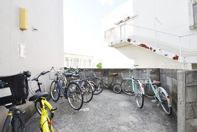 【駐輪場】 | パールハイツ幡ヶ谷 | 自転車置き場。マンションの共用部にあたります。空きの有無や駐輪料金、各戸の台数制限などについては、改めてお問い合わせください。～即日のご見学可能～　お問合せはお気軽にどうぞ。