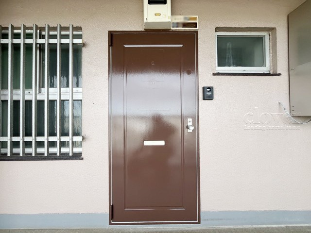 【その他共用部分】 | パールハイツ幡ヶ谷 | 皆様をお迎えする、お部屋の玄関ドア。開けやすさや開放角度、ドアノブの操作しやすさや鍵の形状などを、現地で一度ご確認ください。～即日のご見学可能～　お問合せはお気軽にどうぞ。