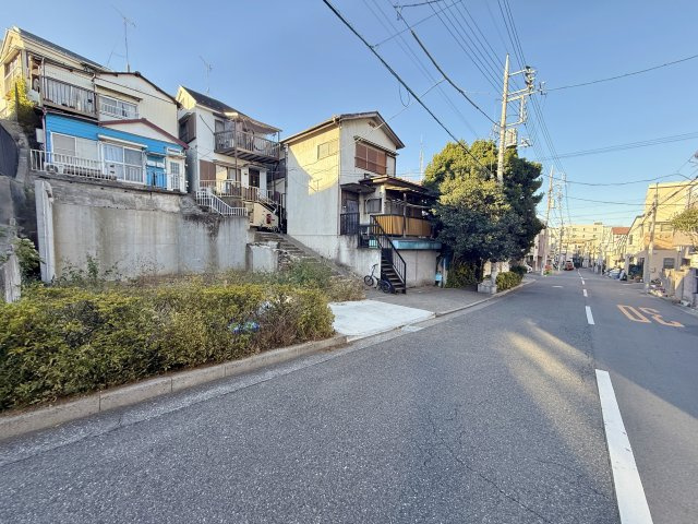 板橋区前野町5丁目 限定1区画の前面道路含む現地写真|東側約11ｍ公道に面する限定1区画
広々した前面道路は開放感を与えてくれます
歩道があるのでお子様の通学も安心です♪