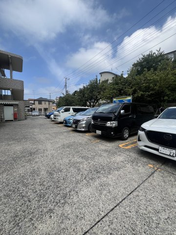 ラフィナート菊名の駐車場