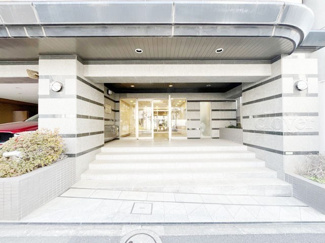 【エントランス】 | オートロックを備えた、マンションのエントランス。やはりセキュリティの観点は欠かすことができません。皆様を“安全”に送り出し、出迎えてくれます。～即日のご見学可能～　お問合せはお気軽にどうぞ。