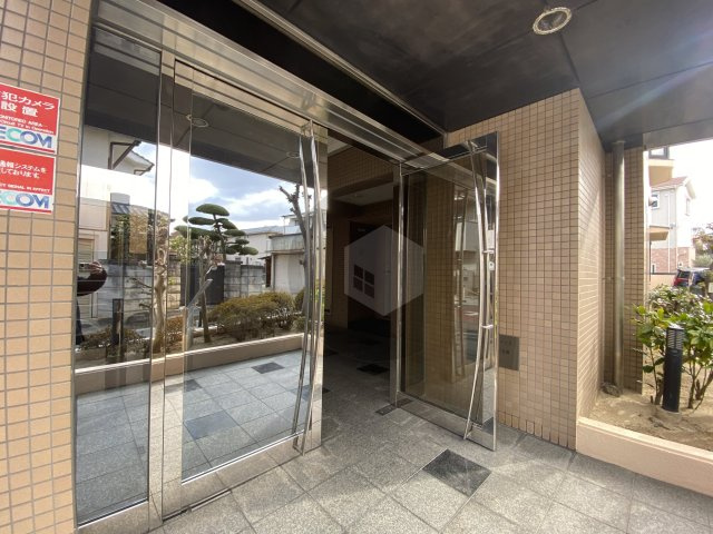 ローレルハイツ花園のエントランス