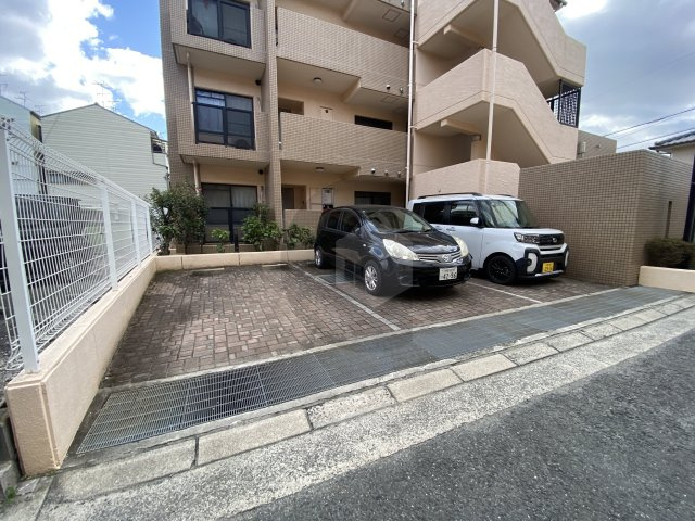 ローレルハイツ花園の駐車場