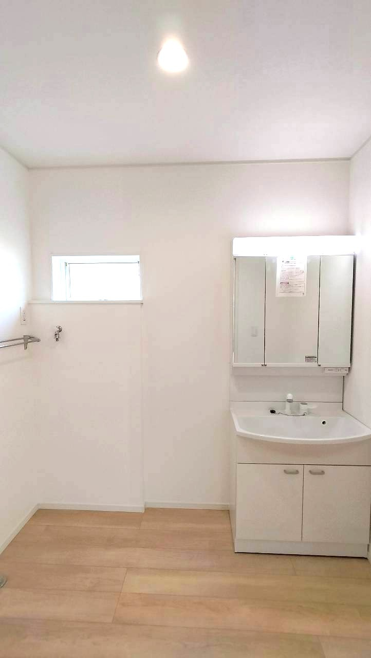 クレイドルガーデン熊本市南区下宮地第3の独立洗面台|独立洗面台、小物を置くことができて便利です