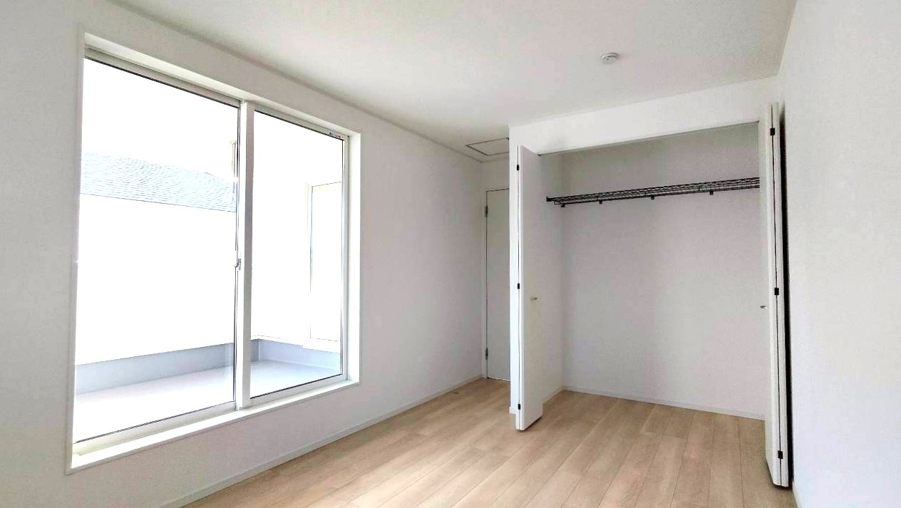 クレイドルガーデン熊本市南区下宮地第3の洋室|陽の差す明るい洋室です