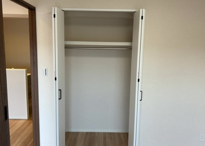 【エントランス】 | 藤和相模原コープ | マンションのエントランスには、もともと風よけや防犯の役割がありますが、マンションによって宅配ボックスなどの設備が備わっている所もあります。日々の生活をイメージしながら生活しやすさをチェックしましょう。