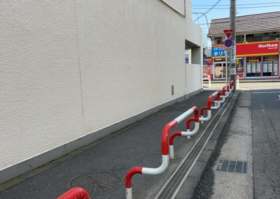 【外観】 | 藤和相模原コープ | 道幅が広い場所は日当たりや風通が良好です。幅が広いのですれ違いも可能ですし大きな車でも駐車可能！一方で、大型車が通ることも多くなるため交通量の増加により騒音に繋がります。また土地の値段が高くなります。