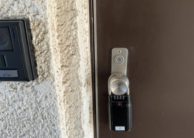 【玄関】 | 藤和相模原コープ | 玄関は家の顔でもあり、家族以外の目にも止まる場所です。玄関は外との間を仕切る扉、靴などをしまっておく収納スペース、靴脱ぎのたたきスペース、来客とのやり取りをするドアホンなど複数のアイテムからなります。