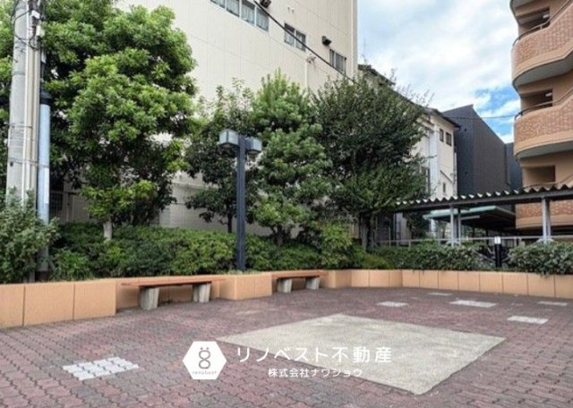 ライオンズマンション鶴橋のその他共用部分|敷地内にベンチのあるスペースがあるので、ちょっとした休憩にも良さそうですね♪