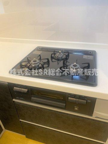 プレジデント東大阪第4棟のキッチン|3口コンロ、グリル付きです！