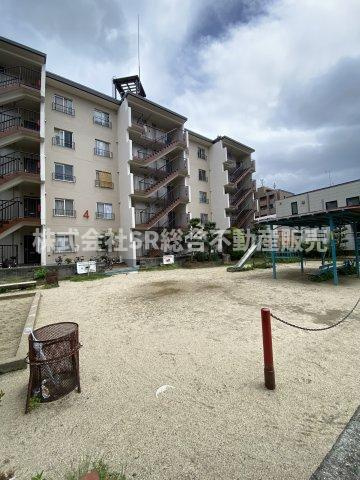 プレジデント東大阪第4棟のその他共用部分|敷地内に公園があり、お子様が近くで遊べるので安心です♪