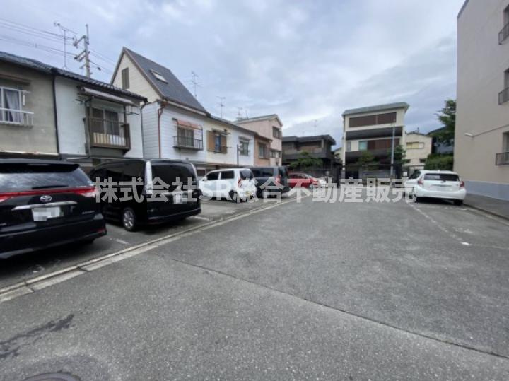 プレジデント東大阪第4棟の駐車場|車をお持ちの方に嬉しい駐車場付きの物件です