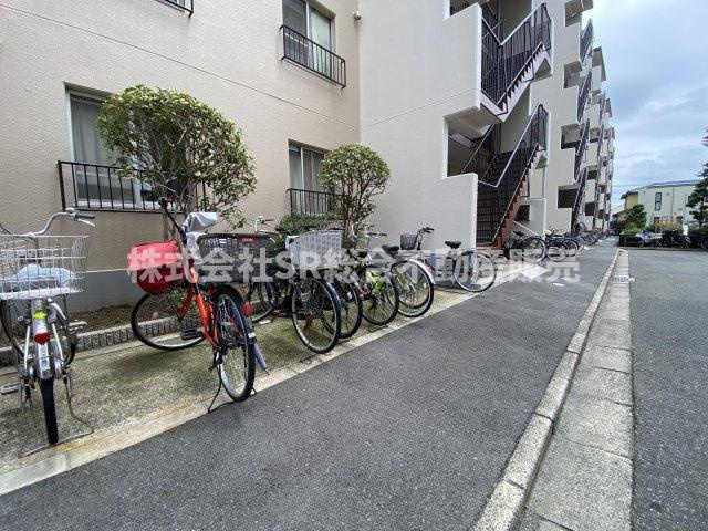 プレジデント東大阪第4棟の駐輪場